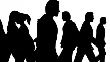 kalabalığın içinde hareket divergently, yan görünüm