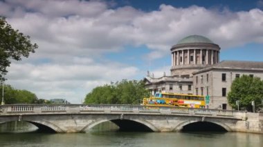 taşıma, yaz günü için köprü üzerinde taşır. Dublin, İrlanda.
