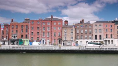 birçok ve sokakta liffey Nehri tarafından taşıma arabaları