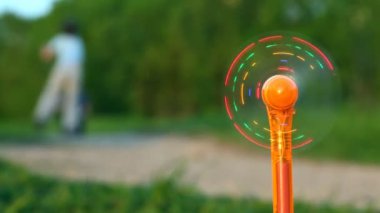 Mini hayranları ile led ışık partisi, parkta oyun badminton