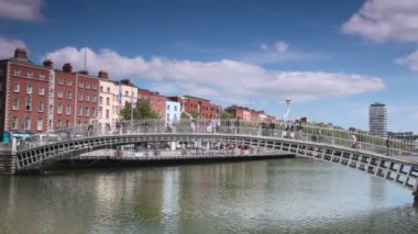 Dublin liffey Nehri boyunca meşgul ha'penny köprüde yürürken