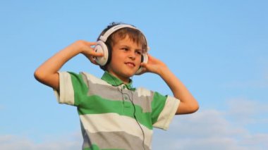 Gözlerin kapalı kulaklık ve dans yoluyla müzik dinlemek çocukla