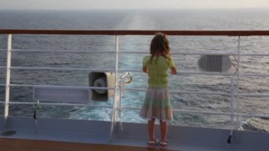 Kız cruise liner arka ayakları ve denizde görünüyor