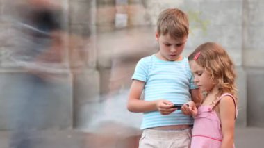 çocuk, psp oynuyor, kız onu gözlemler.