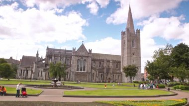 Dublin muhteşem saint patrick's cathedral yakınındaki Park yürüyüş