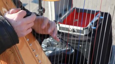 eller müzisyen çalıyor ARP açık