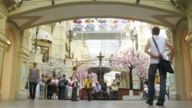 Çeşme ve ağaçlar sakız Merkezi, Moskova, Rusya yuvarlak