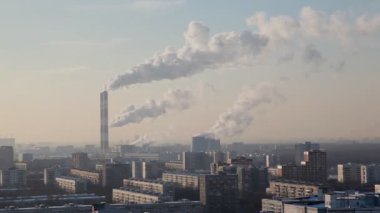 Büyük şehirde termik Santrali gökyüzüne dumanlar