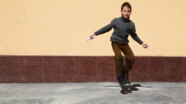 çocuk bahçesinde ip atlama atlama