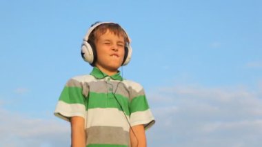 kız ve oğlan kulaklıklar müzik dinle