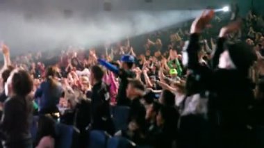 ufuk seyirci hip hop gösterisi sırasında ellerini yükselterek