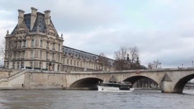 köprü Pont royal ve Paris'te louvre, seine Nehri görüntüleme