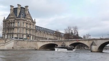 köprü Pont royal ve Paris'te louvre, seine Nehri görüntüleme
