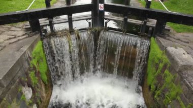 NET akışı savak çalıştırmak ahşap ve kanal içine düşme yapılmış