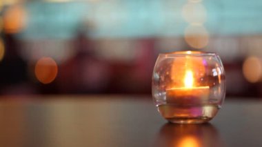 bazı bar masa üzerinde duran cam içinde mum yaktım