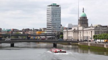 turist teknesi liffey Nehri yakınında özel ev devam ediyor.