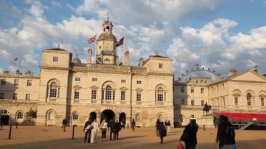 büyük at guard Londra'da bina yakınındaki yürüyüş