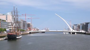 Eski gemi kalış önünde, çağdaş samuel beckett bridge Dublin