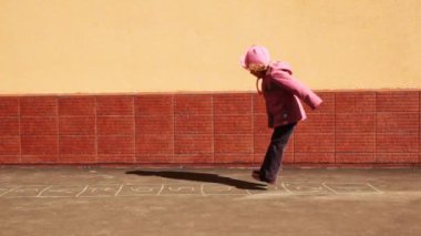 Seksek oynarken kız atlar