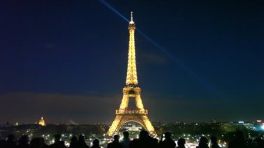 gece Eyfel Kulesi ile aydınlatma ve projektörler, paris, Fransa.