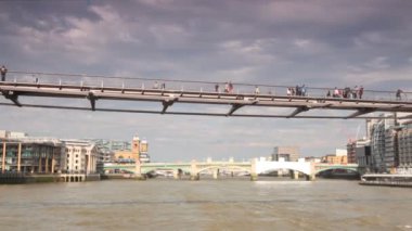 thames Nehri Londra millennium yaya köprüsü üzerinde yürüme