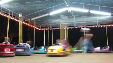 Çocuk bir panayır makinelerde gezmek.