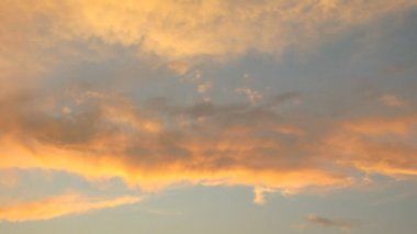 bulutlar günbatımı gökyüzü üzerinde hareket ettirin..