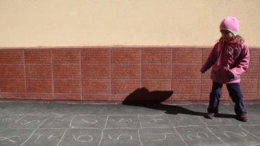 bir tarafı daha sonra diğer resim ile kaldırımda kız rides