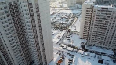 çok katlı ev ve sokak büyük bir şehirde