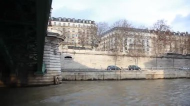 paris akşam siene Nehri Köprüsü altında hareket kesici üzerinden görüntülemek