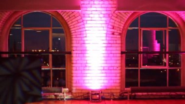 bazı Bar şehir merkezi manzaralı renkli ışıklı windows