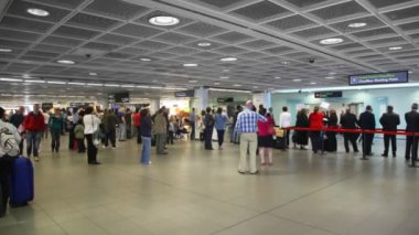 dublin Havaalanı uçağı bekleyen onların Bagaj ile