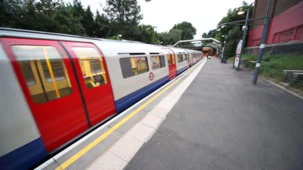 Elektriskt tunneltåg börjar flytta från station i london, Storbritannien. — Stockvideo