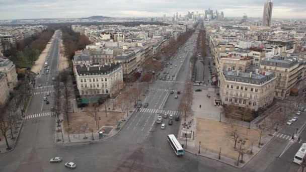 Mnoho automobilů a pedestrains na ulici v Paříži, pohled z vítězný oblouk — Stock video
