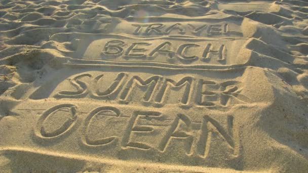 Woorden: reizen, zomer, strand oceaan op zand. — Stockvideo