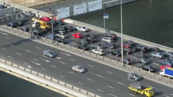 モスクワ、ロシアで晴れた日に橋の上の車を移動します。. — ストック動画