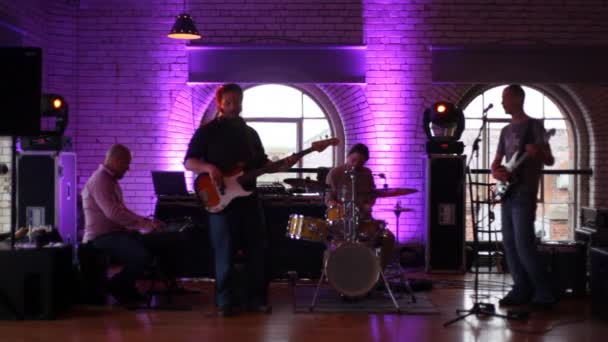 A banda de rock irlandesa se apresenta no palco em um bar em Dublin, Irlanda . — Vídeo de Stock