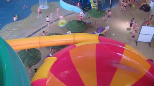 Prohlédni na aquapark skrze mříže, venkovní v Soči, Rusko. — Stock video