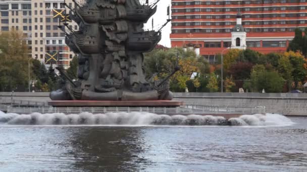 River boat floating in river at foot of monument to Peter Great — Stock Video