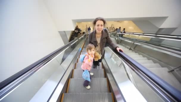 母亲和女儿在自动扶梯上向上移动 — 图库视频影像