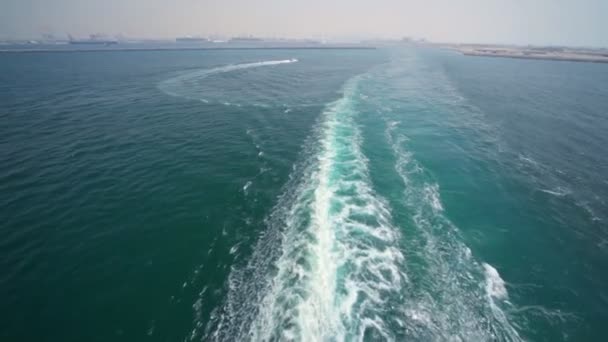 Traço de navio de cruzeiro na superfície da água do mar — Vídeo de Stock