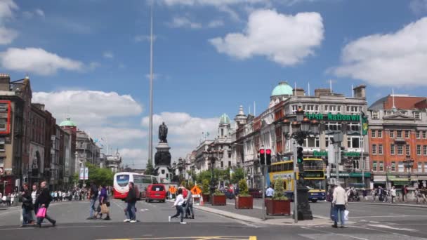 E tráfego de veículos na muito ampla O 'Connell Street, em Dublin — Vídeo de Stock