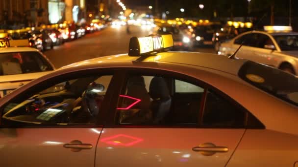 Chauffeur de taxi attendant quelque chose dans la rue de Dublin — Video