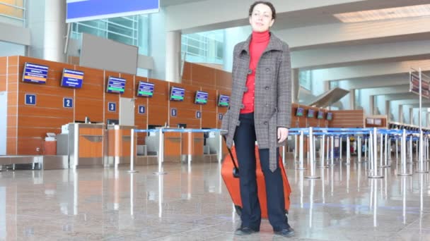 Woman in the hall of the airport — Stock Video