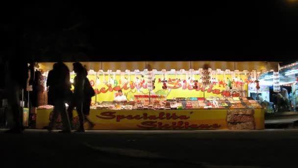 Stall com doces na rua noturna em Roma, Itália . — Vídeo de Stock
