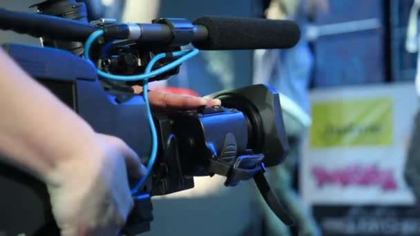 Niet-geïdentificeerde video operator met camera — Stockvideo