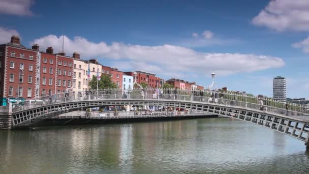 Zajęty, chodzenie na most ha'penny całej rzeki liffey w Dublinie — Wideo stockowe