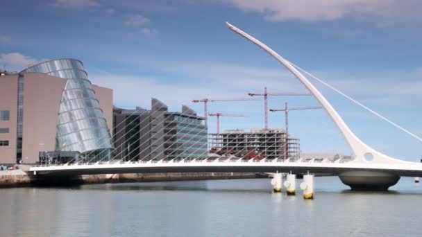 Tráfico de vehículos en el puente contemporáneo Samuel Beckett en Dublín — Vídeos de Stock