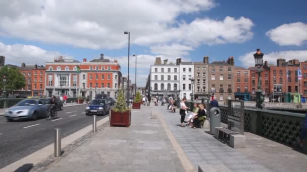 E tráfego de veículos na velha Ponte Grattan em Dublin — Vídeo de Stock