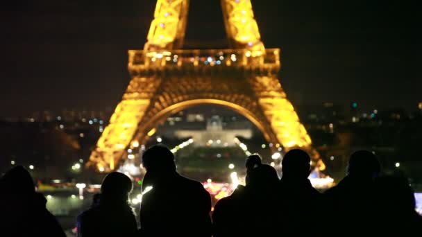 Nacht-Eiffelturm mit Beleuchtung und Scheinwerfern, Paris, Frankreich. — Stockvideo